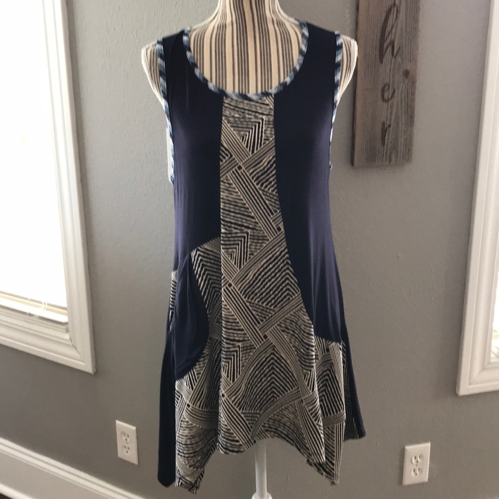 EUC ASTER SLEEVELESS HANDKERCHIEF TOP SIZE L